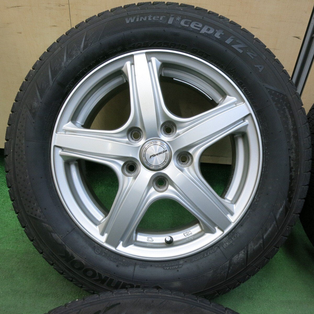 バリ溝!キレイ!8.5分★スタッドレス 195/65R15 ハンコック ウインター アイセプト IZ2A Plencia プレンシア 15インチ PCD114.3/5H★4122505SYス