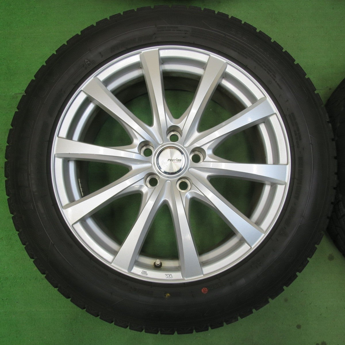 バリ溝!キレイ!9.5分★スタッドレス 225/60R18 グッドイヤー アイスナビ SUV ravrion RS01 ラブリオン 18インチ PCD114.3/5H★5040701イス