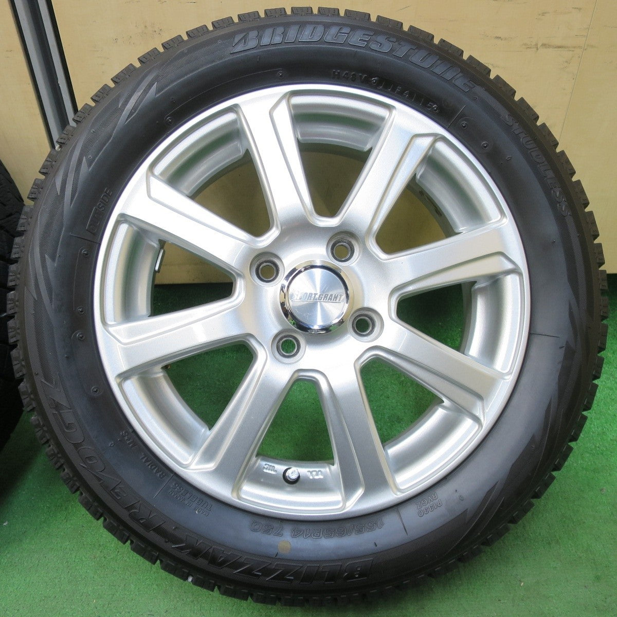 バリ溝!9分★スタッドレス 155/65R14 ブリヂストン ブリザック RERVO GZ SPORTGRAHT 14インチ PCD100/4H★5011606イス