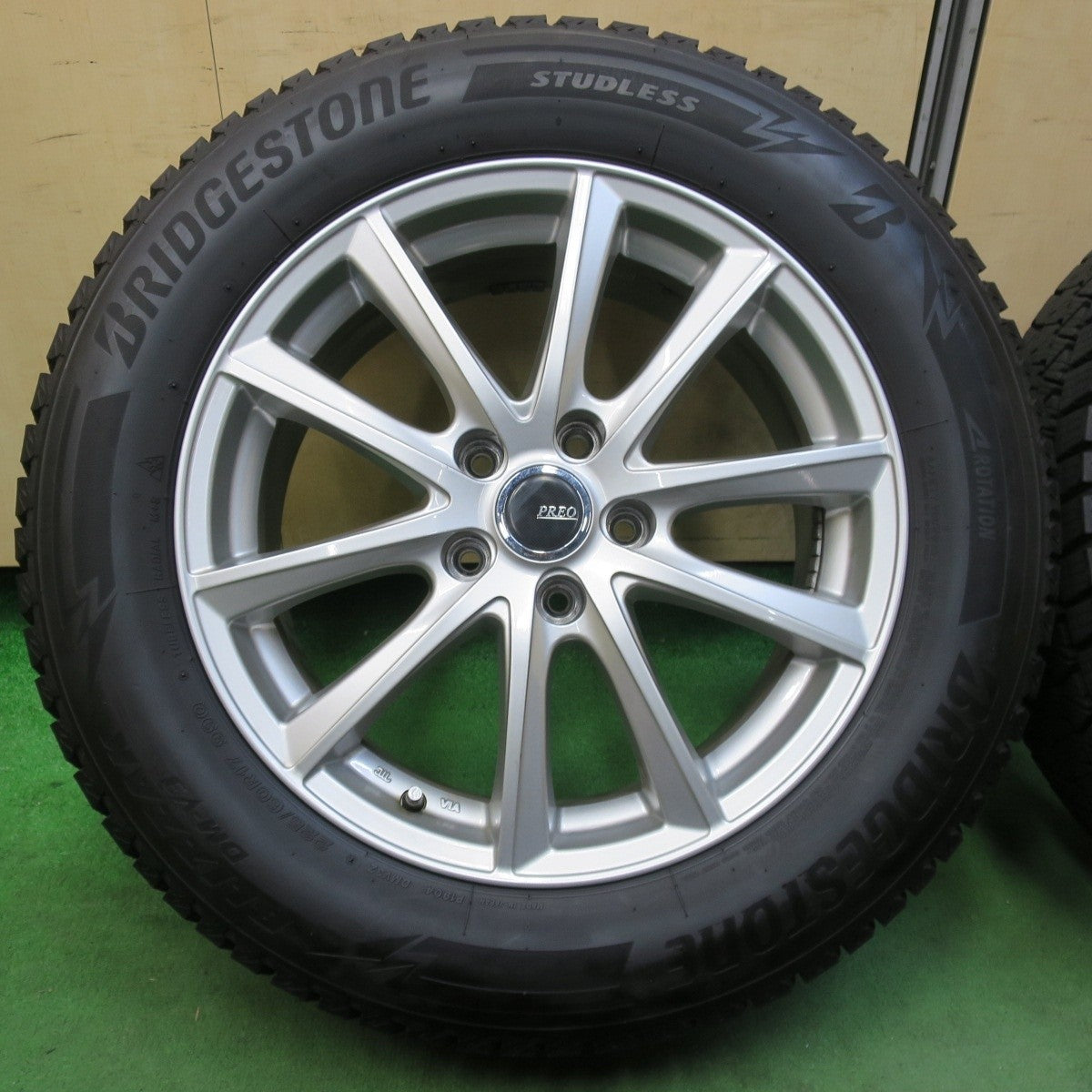 バリ溝!キレイ!9.5分★スタッドレス 225/60R17 ブリヂストン ブリザック DM-V3 PREO プレオ 17インチ PCD114.3/5H★5022713イス