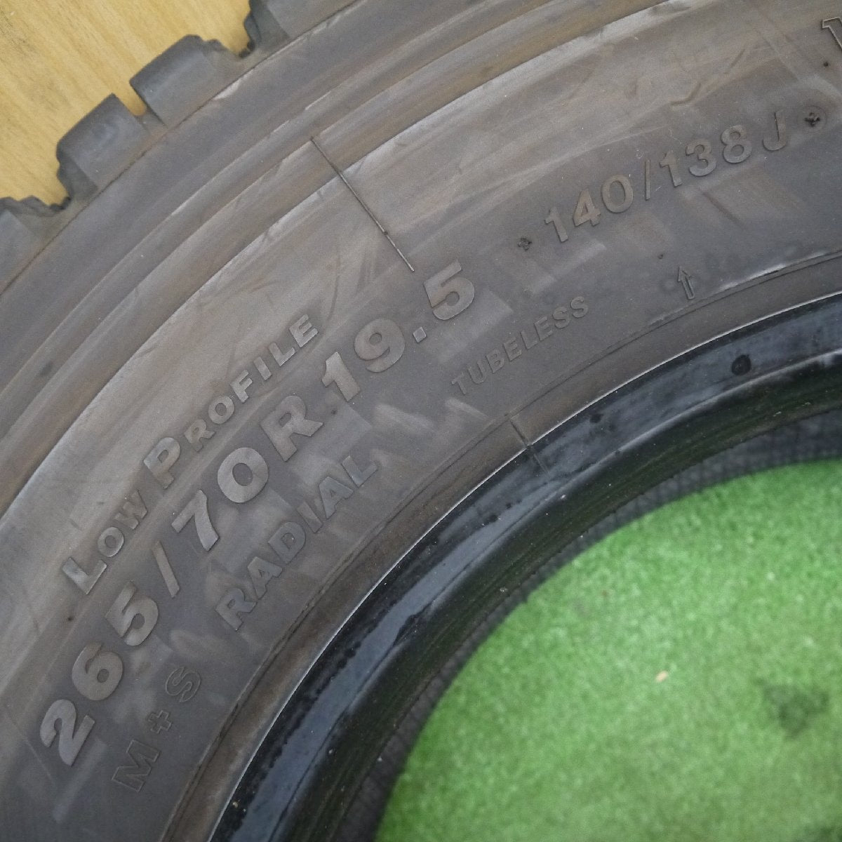 バリ溝!22年!★バリ溝!22年!9分★トラック タイヤ 265/70R19.5 140/138J スタッドレス ブリヂストン W900 19.5インチ★3052910クスタ