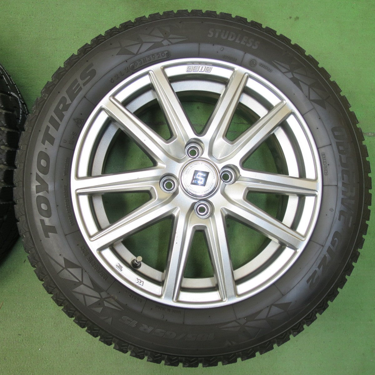 バリ溝!キレイ!8.5分★スタッドレス 185/65R15 トーヨー オブザーブ GIZ2 SEIN ザイン 15インチ PCD100/4H★5102012イス