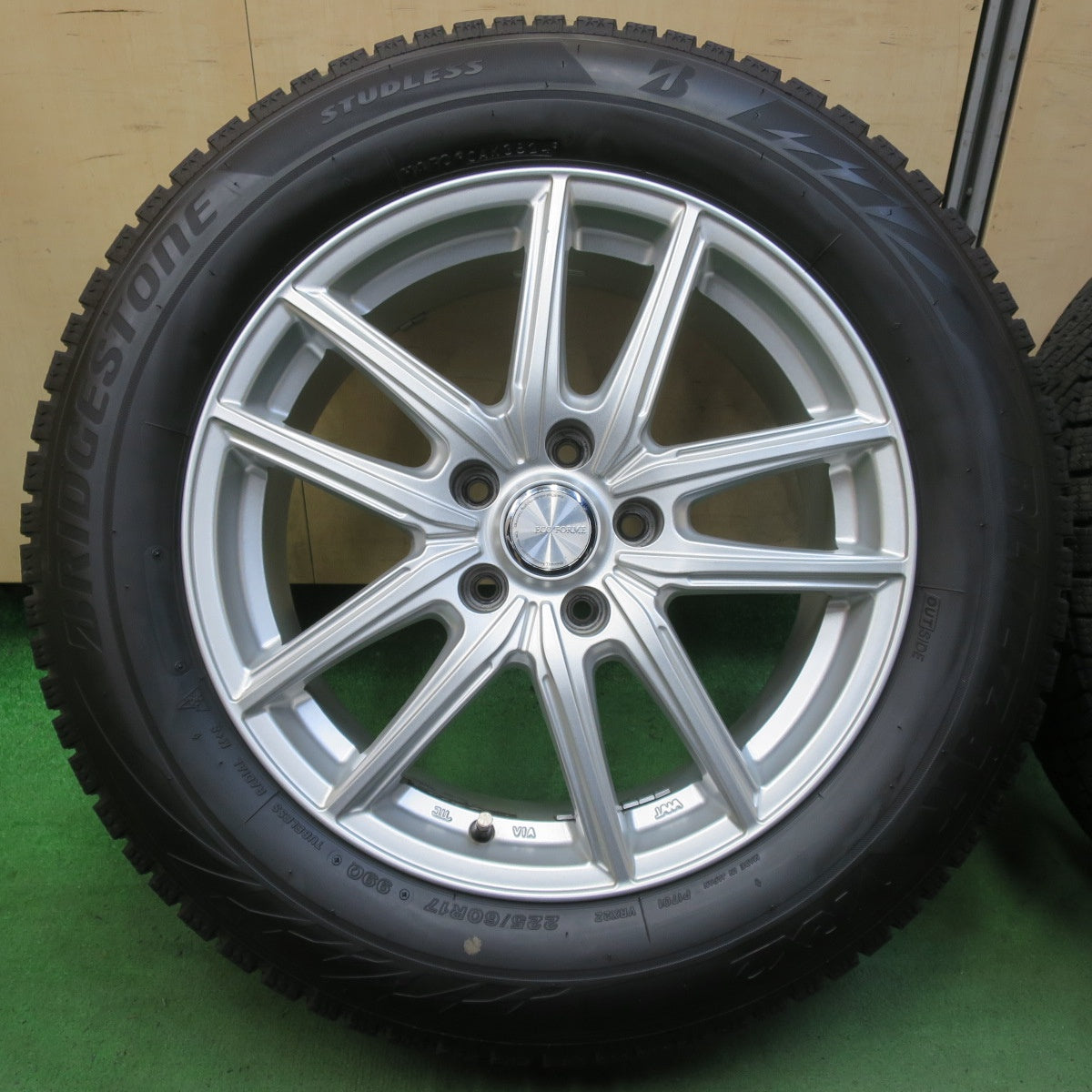 バリ溝!24年!キレイ!ほぼ10分★スタッドレス 225/60R17 ブリヂストン ブリザック VRX2 ECO FORME エコフォルム 17インチ PCD114.3/5H★5090902イス