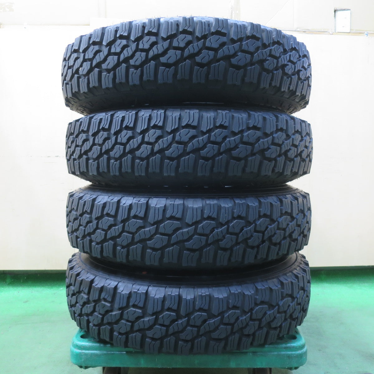 バリ溝!23年!キレイ!9.5分★スズキ JB64 ジムニー 純正 185/85R16 105/103L スタッドレス ダンロップ グラントレック XS1 ホワイトレター 16インチ PCD139.7/5H★5122907イス