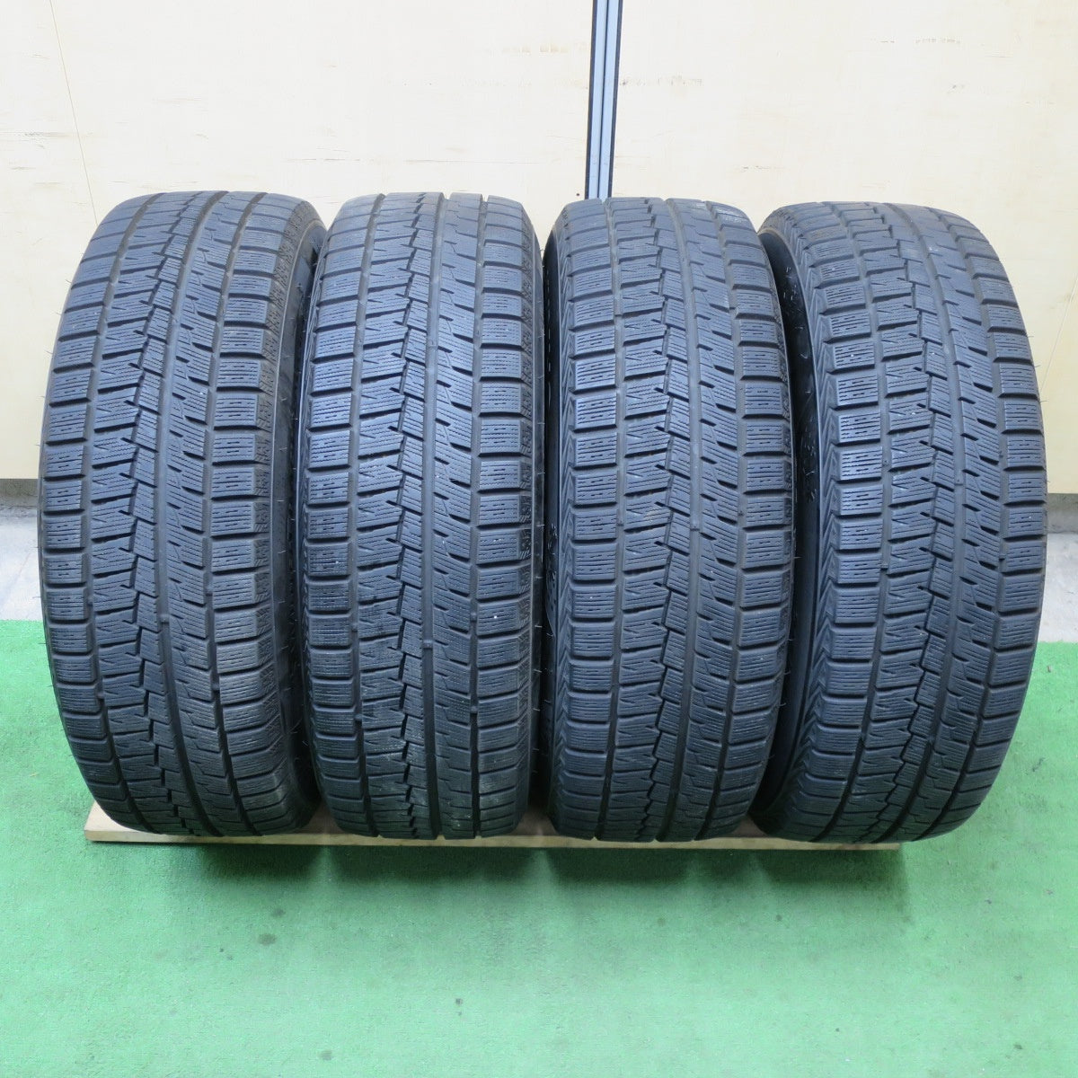 バリ溝!21年!9.5分★スタッドレス 215/65R16 クムホ ウインター クラフト アイス Wi61 e:vance エヴァンス 16インチ PCD114.3/5H★5052002TTス