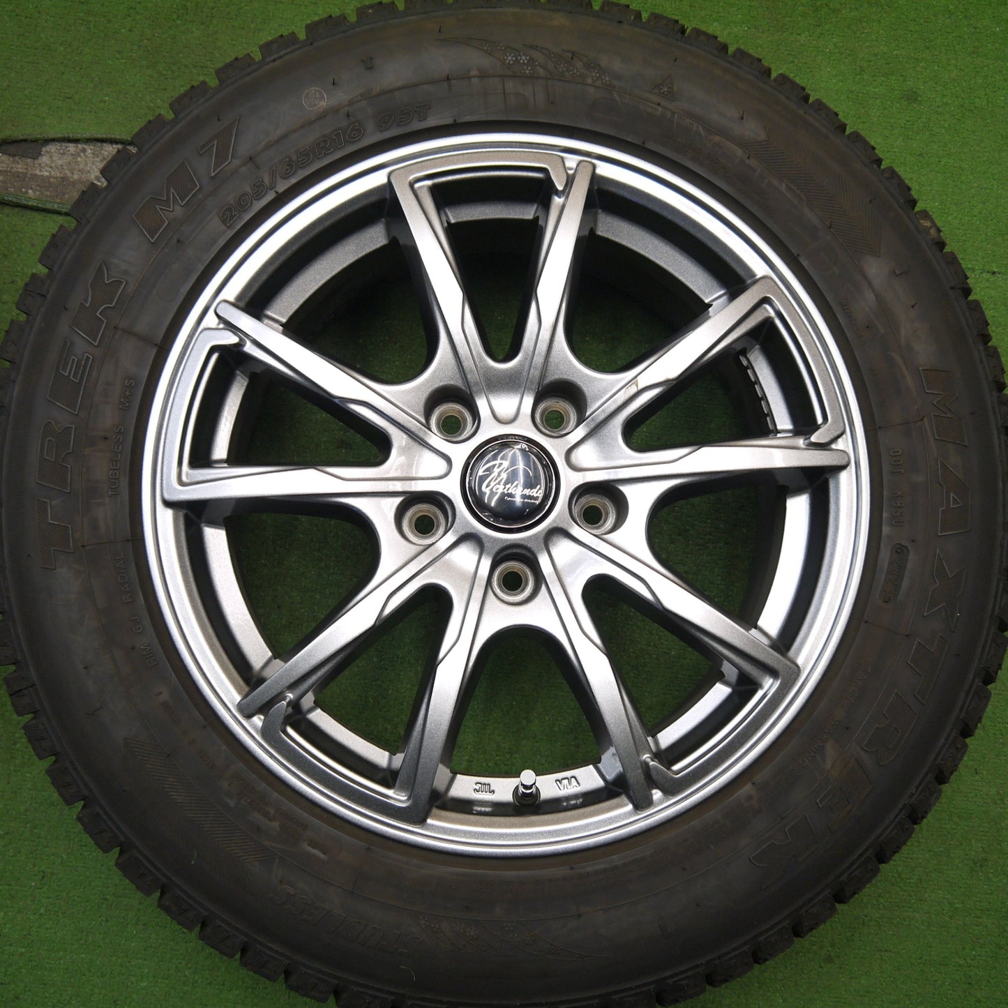 バリ溝!24年!キレイ!9.5分★スタッドレス 205/65R16 マックストレック TREK M7 Verthandi ヴェルサンディ ヴェルザンディ 16インチ PCD114.3/5H★5052303Hス