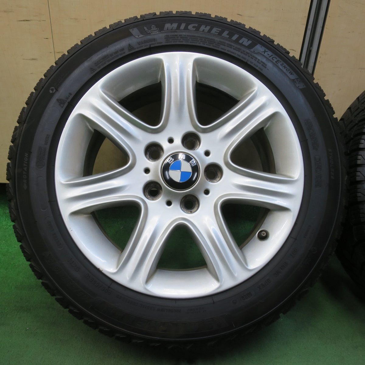バリ溝!8.5分★BMW 1シリーズ F20 純正 205/55R16 スタッドレス ミシュラン X-ICE SNOW 16インチ PCD120/5H★5092902イス