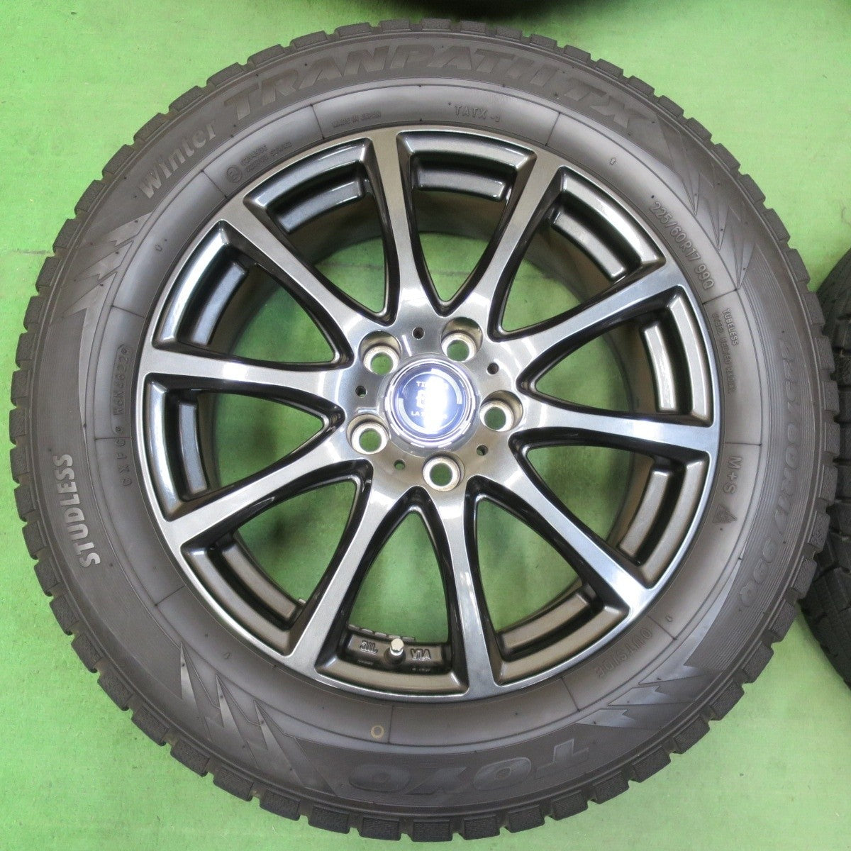 バリ溝!22年!キレイ!9.5分★スタッドレス 225/60R17 トーヨー ウインター トランパス TX TIRADO Eta LA STRADA 17インチ PCD114.3/5H★5032207イス
