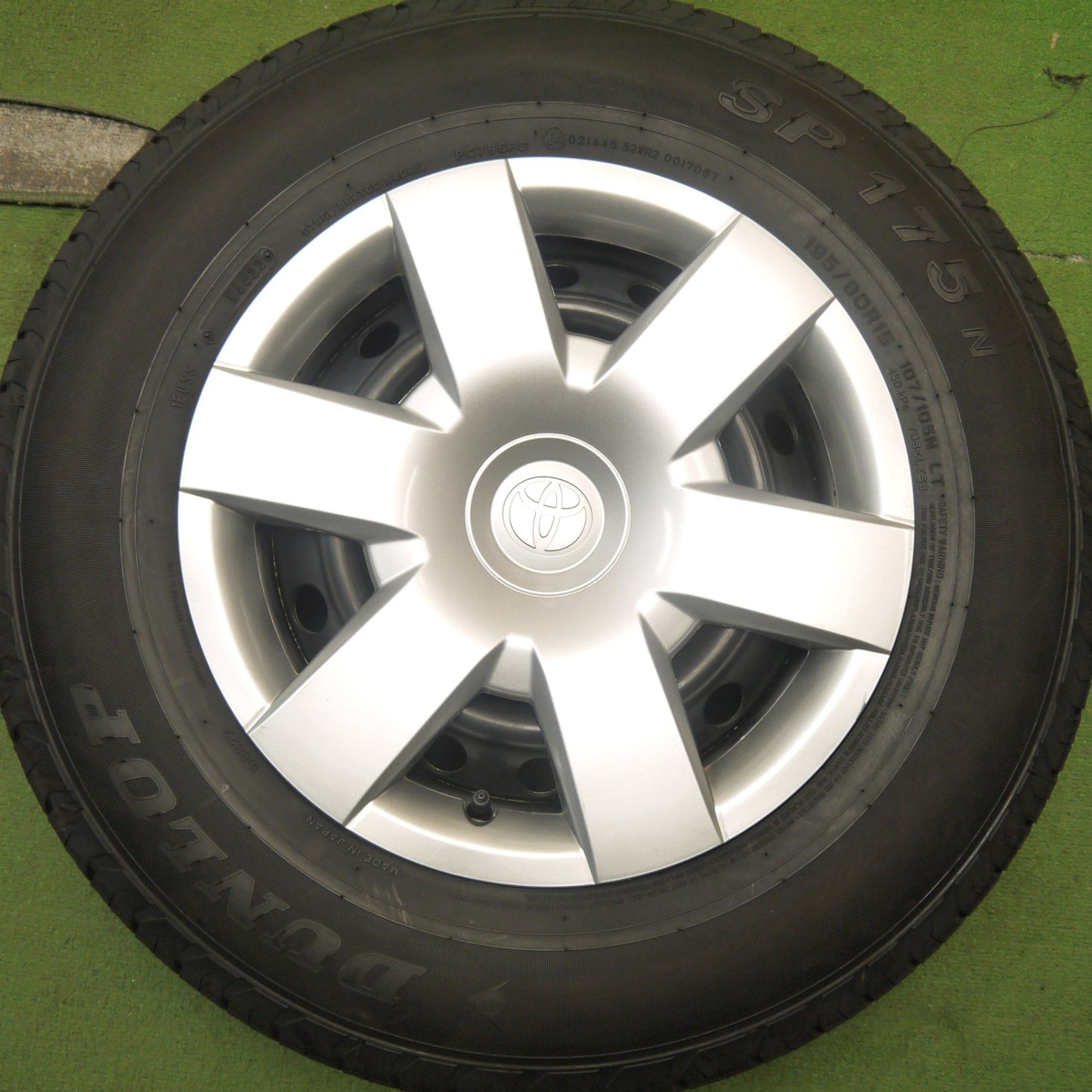 バリ溝!22年!キレイ!9.5分★トヨタ 200系 ハイエース 純正 スチール 195/80R15 107/105N ダンロップ SP175N 15インチ PCD139.7/6H★5073002Hノ