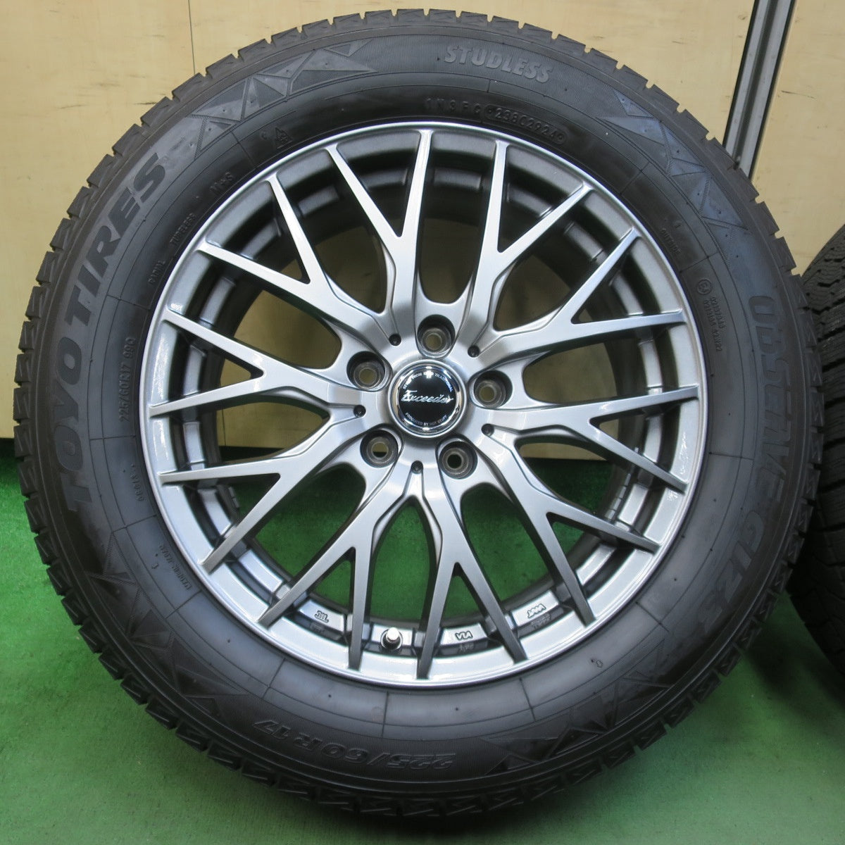 バリ溝!24年!キレイ!ほぼ10分★スタッドレス 225/60R17 トーヨー オブザーブ GIZ3 Exceeder エクシーダー 17インチ PCD114.3/5H★5101509イス