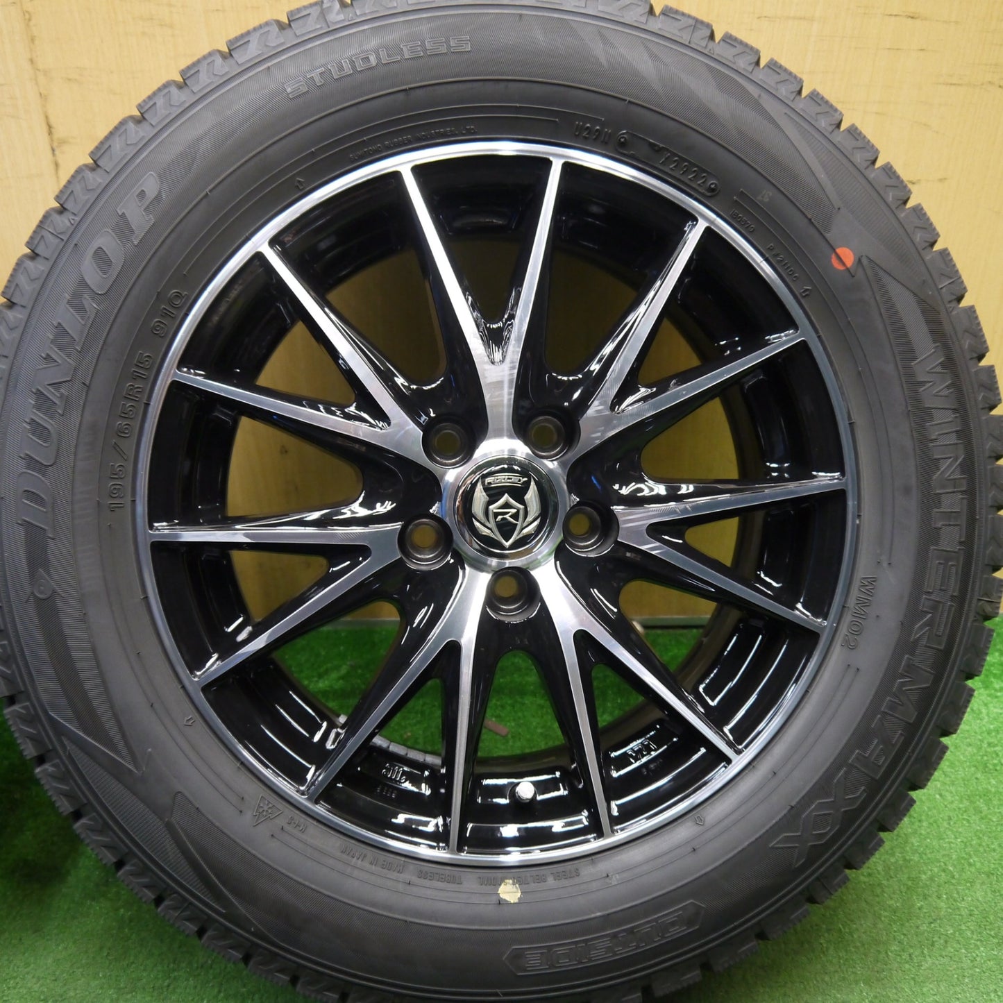 超バリ溝!22年!キレイ!ほぼ10分★プリウス 等 195/65R15 スタッドレス ダンロップ ウインターマックス WM02 RiZLEY ライツレー 15インチ PCD100/5H★5041608Hス