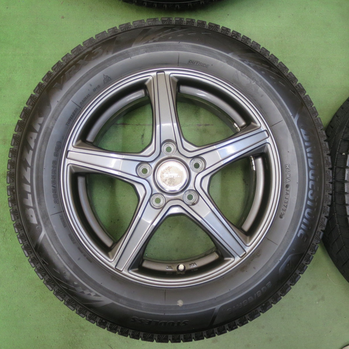 バリ溝!22年!キレイ!9.5分★スタッドレス 205/65R16 ブリヂストン ブリザック VRX3 TOPRUN トップラン 16インチ PCD114.3/5H★5092503TTス