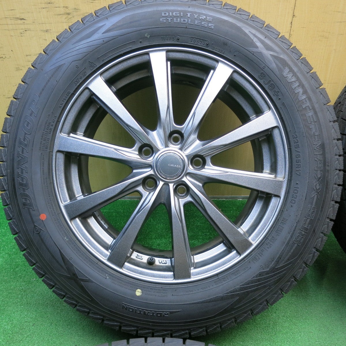バリ溝!23年!キレイ!9.5分以上★スタッドレス 225/65R17 ダンロップ ウインターマックス SJ8 GRASS グラス 17インチ PCD114.3/5H★5041507TNス