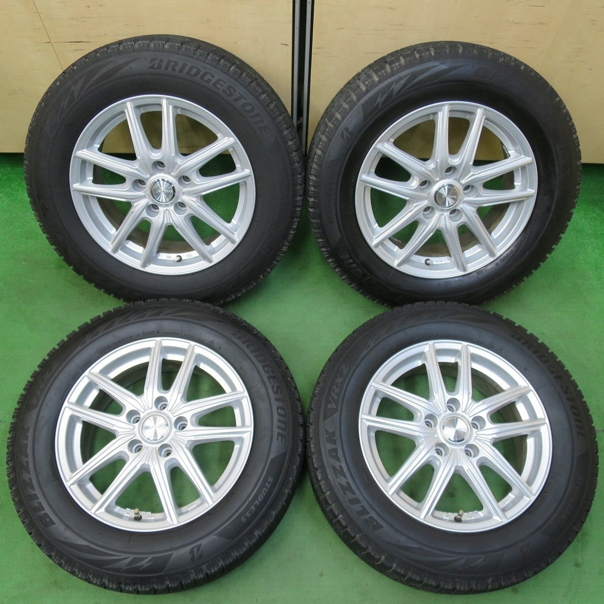バリ溝!22年!キレイ!9.5分★スタッドレス 205/65R16 ブリヂストン ブリザック VRX2 ECO FORME エコフォルム 16インチ PCD114.3/5H★5031210イス