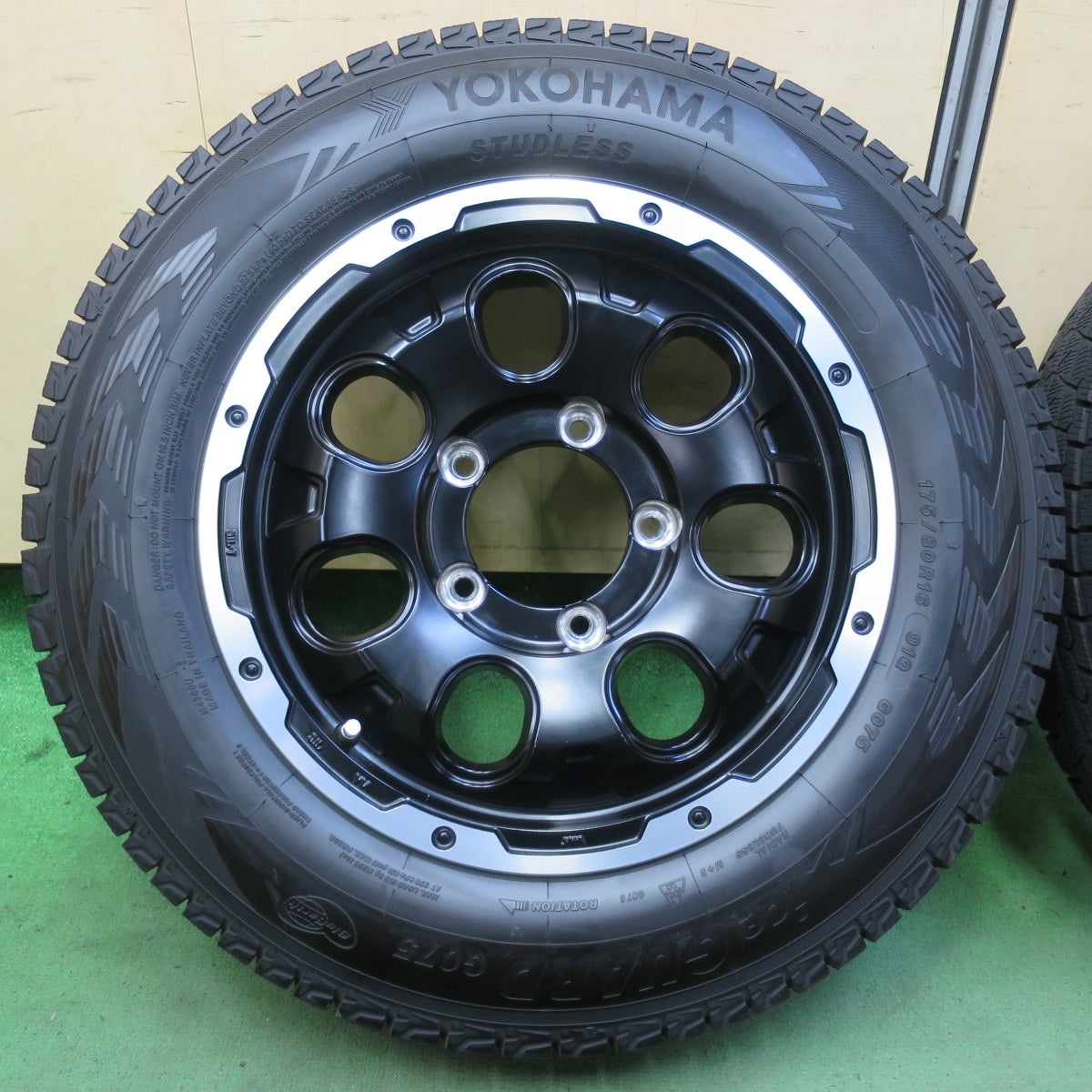 バリ溝!23年!キレイ!9.5分以上★ROCK KELLY CALDERA 175/80R16 スタッドレス ヨコハマ アイスガード G075 ロックケリー カルデラ 16インチ PCD139.7/5H★5092302イス
