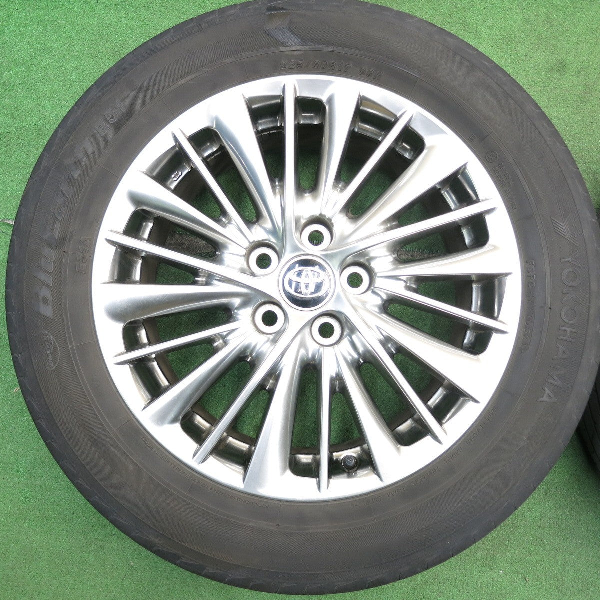 キレイ!21年★トヨタ 30系 アルファード ヴェルファイア 純正 225/60R17 ヨコハマ ブルーアース E51 E51A 17インチ PCD114.3/5H★5060605AKノ