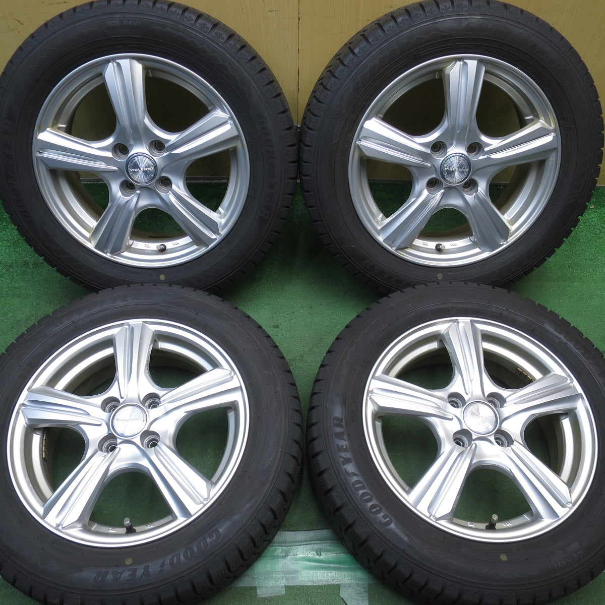 キレイ!22年◎スタッドレス 185/60R15 グッドイヤー アイスナビ8 VIOLENTO ヴィオレント 15インチ PCD100/4H◎6101203NJス