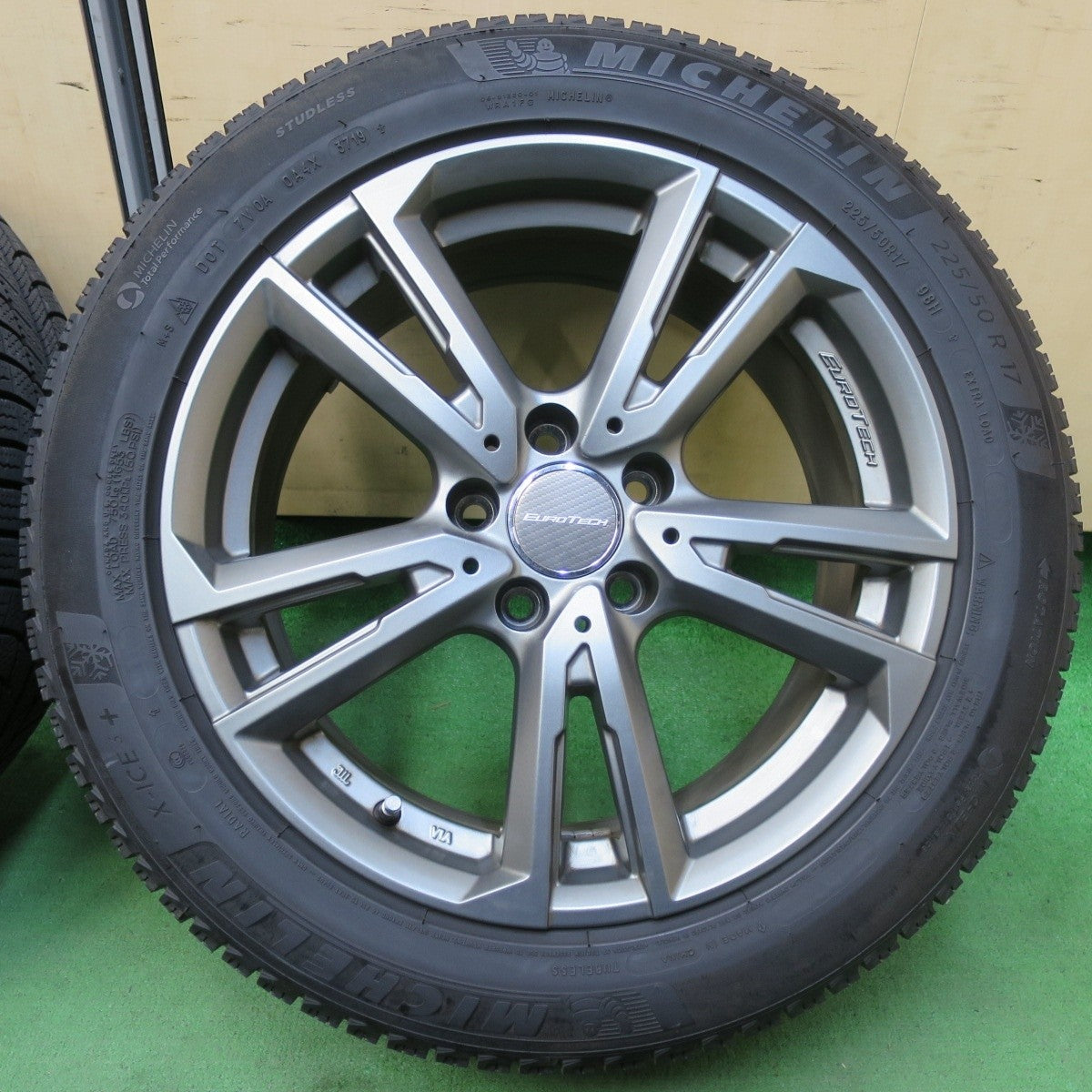 バリ溝!キレイ!9.5分★アウディ 等 EUROTECH 225/50R17 スタッドレス ミシュラン X-ICE3+ ユーロテック 17インチ PCD112/5H★5031304イス
