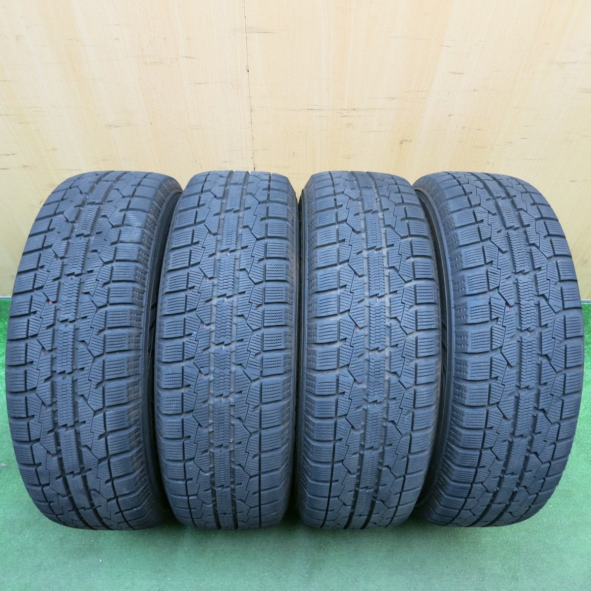 バリ溝!23年!キレイ!9.5分★プリウス 等 195/65R15 スタッドレス トーヨー オブザーブ ガリット GIZ SCHNEIDER シュナイダー 15インチ PCD100/5H★6052308HAス