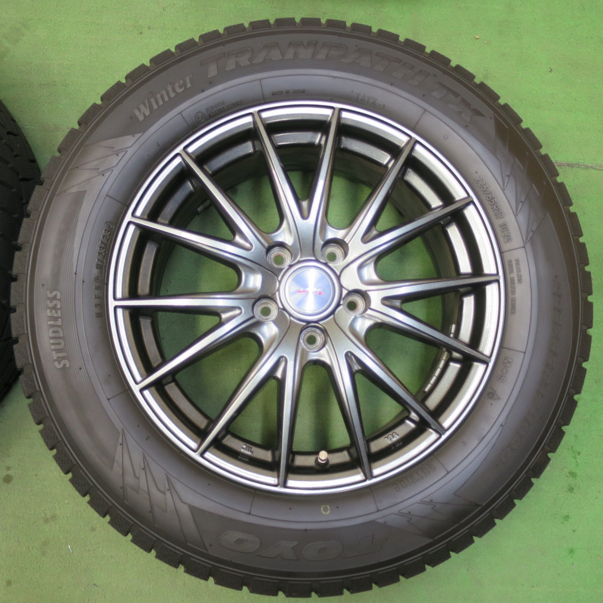 バリ溝!23年!キレイ!9.5分★スタッドレス 225/65R17 トーヨー ウインター トランパス TX VELVA SPORTZ ヴェルヴァ 17インチ PCD114.3/5H★5082101イス