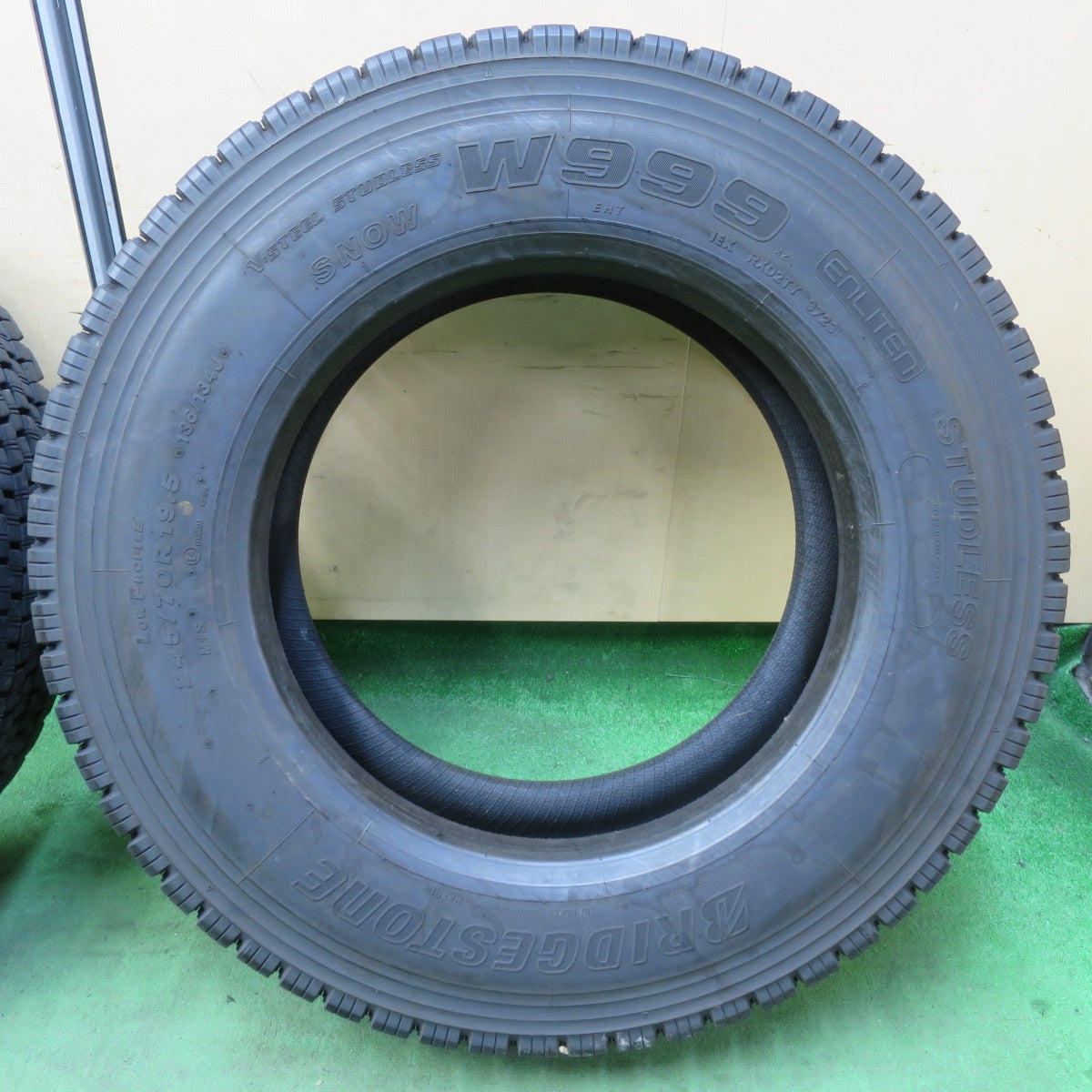 バリ溝!23年!9分!2本★トラック タイヤ 245/70R19.5 136/134J スタッドレス ブリヂストン W999 19.5インチ★5041801イスタ