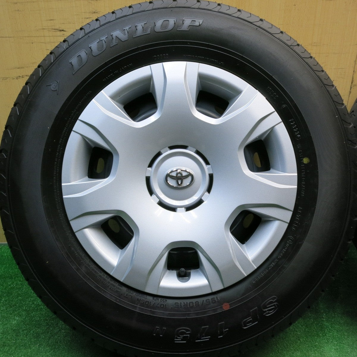 新車外し!23年★トヨタ 200系 ハイエース 純正 スチール 195/80R15 107/105N ダンロップ SP175N 15インチ PCD139.7/6H★5042709HAノ