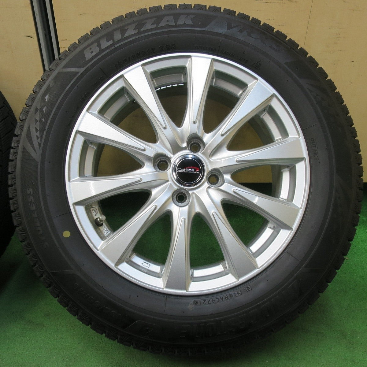 バリ溝 21年 綺麗 9.5分★スタッドレス 195/65R16 ブリヂストン ブリザック VRX3 CarifaⅡ 16インチ PCD100/4H★5031503イス