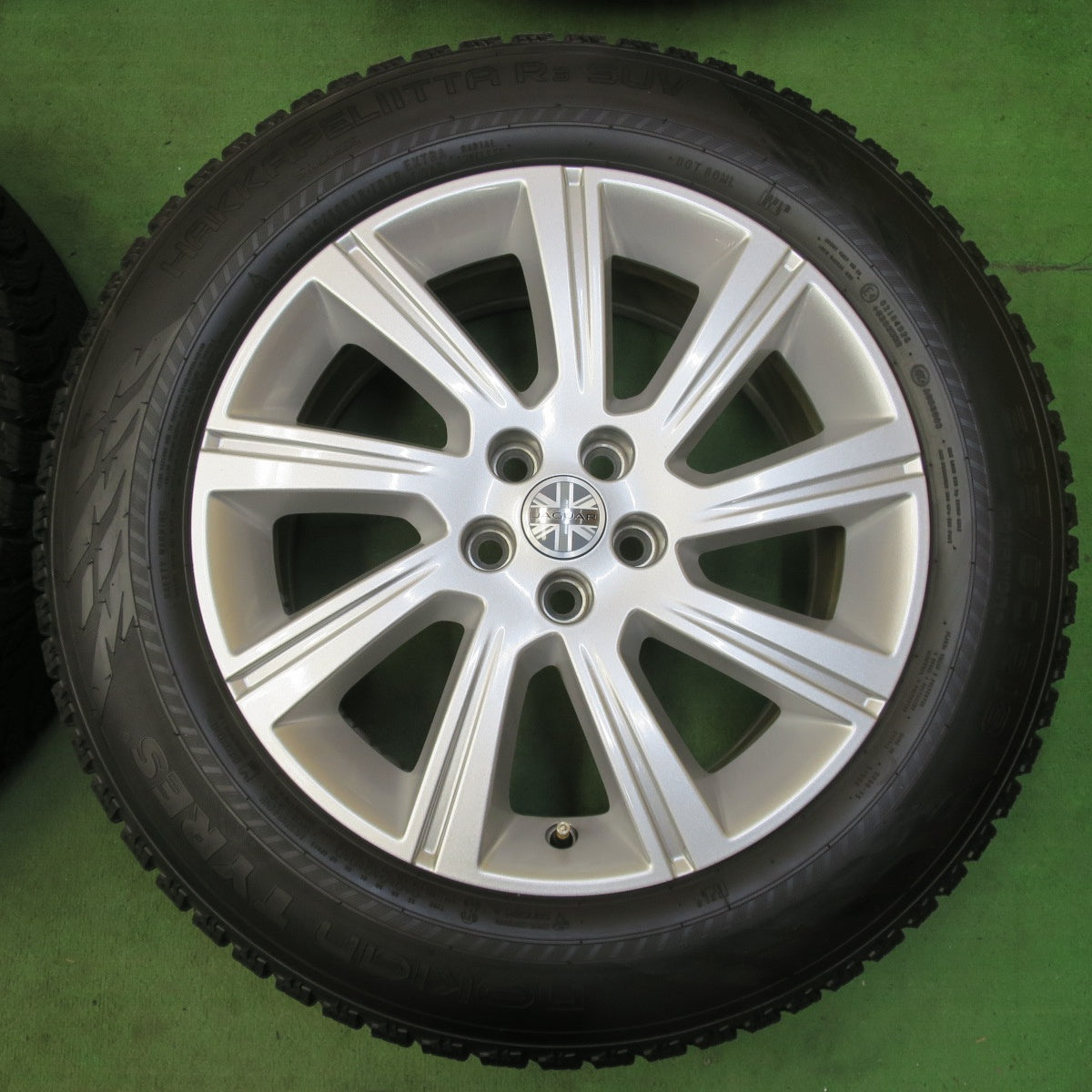 バリ溝!キレイ!9.5分★ジャガー E-PACE 純正 235/60R18 スタッドレス ノキアン ハッカペリッタ R3 SUV Eペース Eペイス 18インチ PCD108/5H★5042910イス