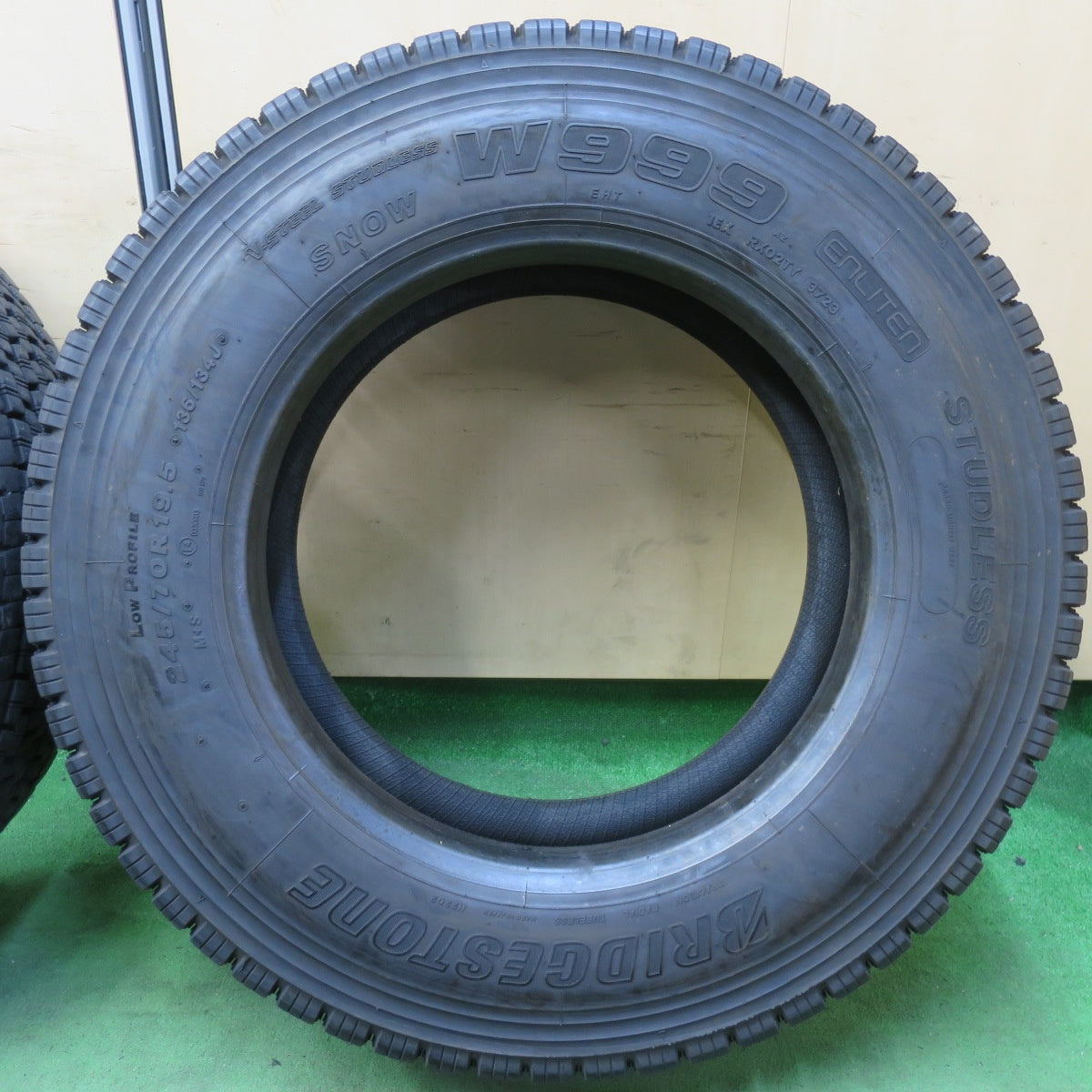 バリ溝!23年!9.5分★トラック タイヤ 245/70R19.5 136/134J スタッドレス ブリヂストン W999 19.5インチ★5041802イスタ