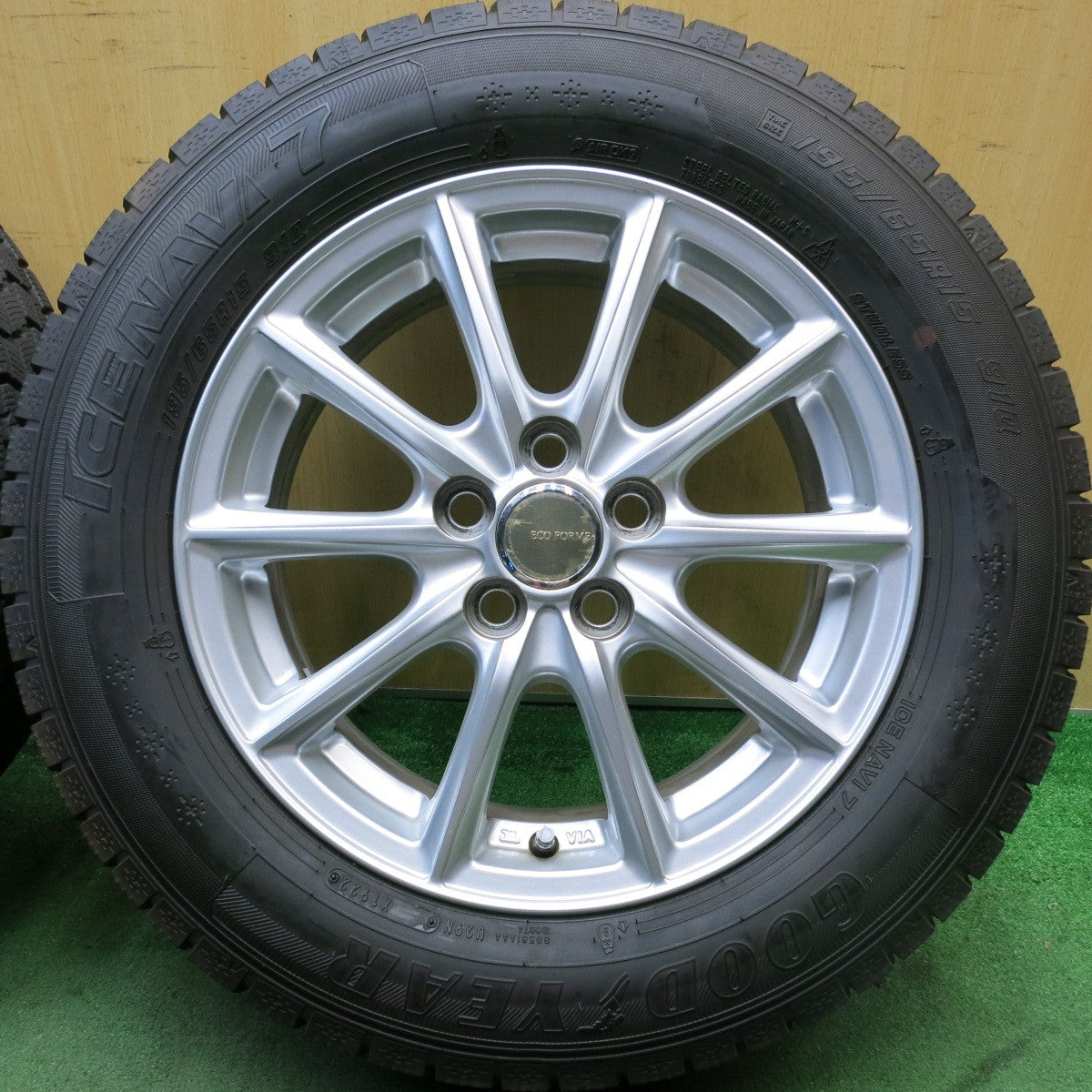 バリ溝!22年!キレイ!9.5分★プリウス 等 195/65R15 スタッドレス グッドイヤー アイスナビ7 ECO FORME エコフォルム 15インチ PCD100/5H★5091103HAス