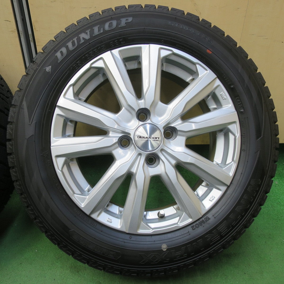 超バリ溝!24年!キレイ!ほぼ10分★スタッドレス 185/65R15 ダンロップ ウインターマックス WM02 Devotion AME ディヴォーション 15インチ PCD100/4H★5080404イス