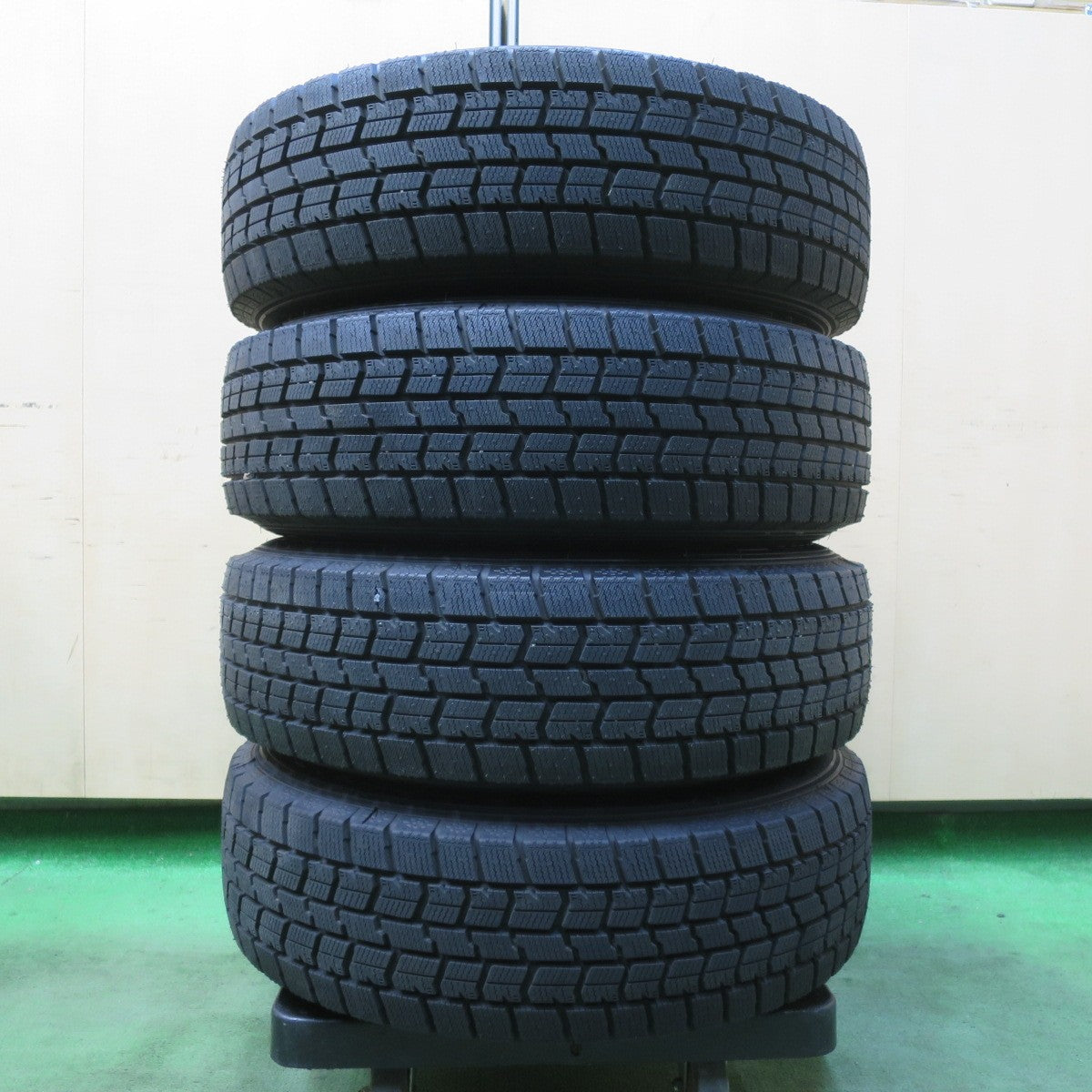 ほぼ未使用!24年!キレイ★スタッドレス 175/70R14 グッドイヤー アイスナビ7 NIRVANA NV ニルヴァーナ ニルバーナ 14インチ PCD100/4H★5122404イス