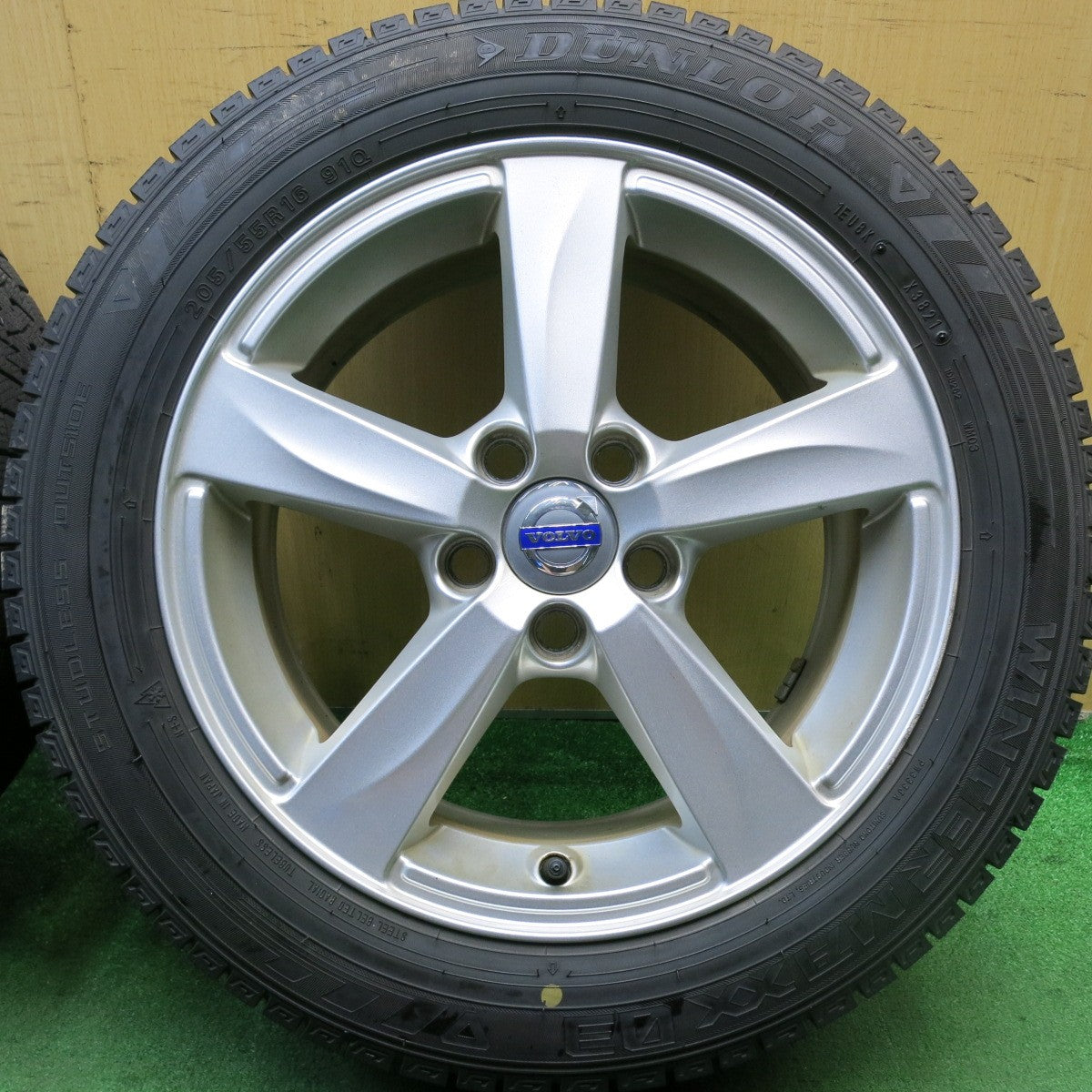 バリ溝!21年!キレイ!9.5分★ボルボ V40 純正 205/55R16 スタッドレス ダンロップ ウインターマックス 03 16インチ PCD108/5H★5062805HAス