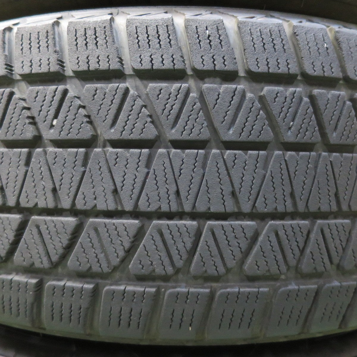 キレイ★スタッドレス 235/65R18 ブリヂストン ブリザック DM-V3 VELVA SPORTZ ヴェルヴァ 18インチ PCD114.3/5H★5082102イス