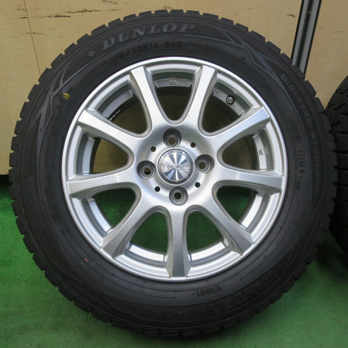 バリ溝!9分★スタッドレス 175/70R14 ダンロップ ウインターマックス WM01 DUFACT デュファクト 14インチ PCD100/4H★5062901イス