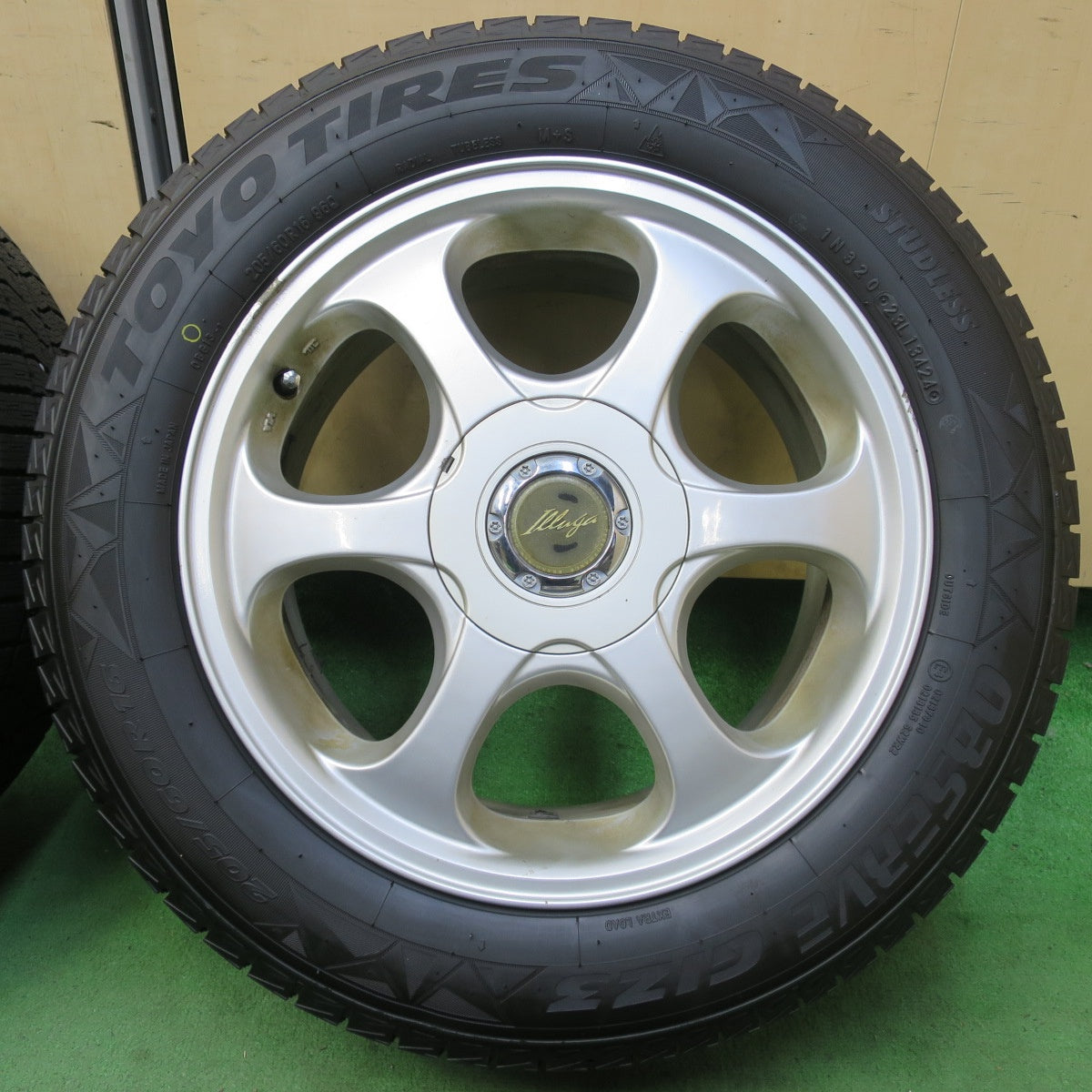 超バリ溝!24年!ほぼ10分★スタッドレス 205/60R16 トーヨー オブザーブ GIZ3 ILLUGA 16インチ PCD100 114.3/5H マルチ★5071604イス