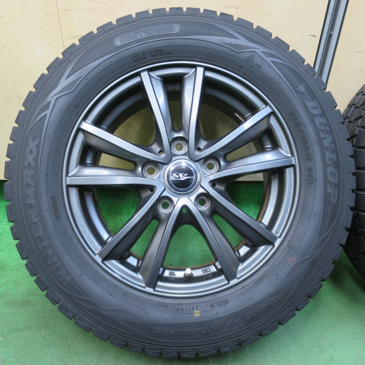 バリ溝!9分★スタッドレス 205/65R15 ダンロップ ウインターマックス WM01 NIRVANA NV ニルバーナ ニルヴァーナ 15インチ PCD114.3/5H★5012707イス