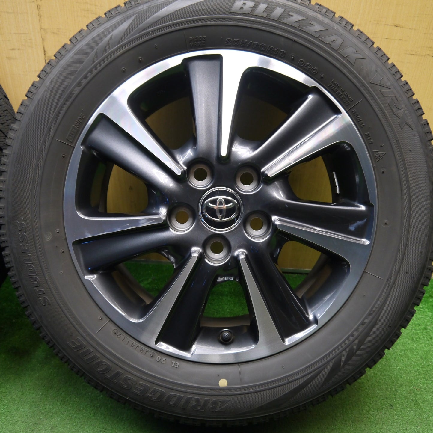キレイ★トヨタ 80系 ノア ヴォクシー 純正 205/60R16 スタッドレス ブリヂストン ブリザック VRX 16インチ PCD114.3/5H★5041502Hス