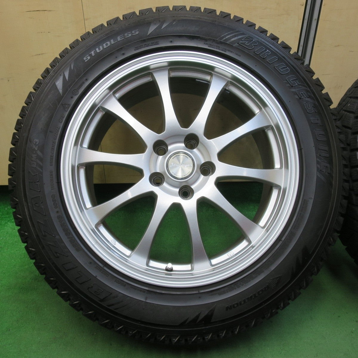 バリ溝!キレイ!9.5分★スタッドレス 225/65R18 ブリヂストン ブリザック DM-Z3 Stranger ストレンジャー 18インチ PCD114.3/5H★5020311イス