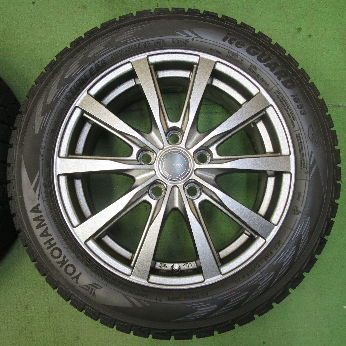 超バリ溝!22年!キレイ!9.5分以上★スタッドレス 205/55R16 ヨコハマ アイスガード iG53 GRASS グラス 16インチ PCD114.3/5H★5061807イス