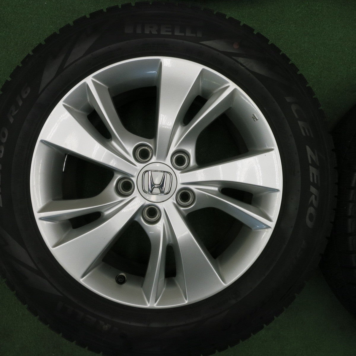 バリ溝!22年!キレイ!9.5分以上★ホンダ ヴェゼル 純正 215/60R16 スタッドレス ピレリ アイスゼロ アシンメトリコ 16インチ PCD114.3/5H★4121606TNス