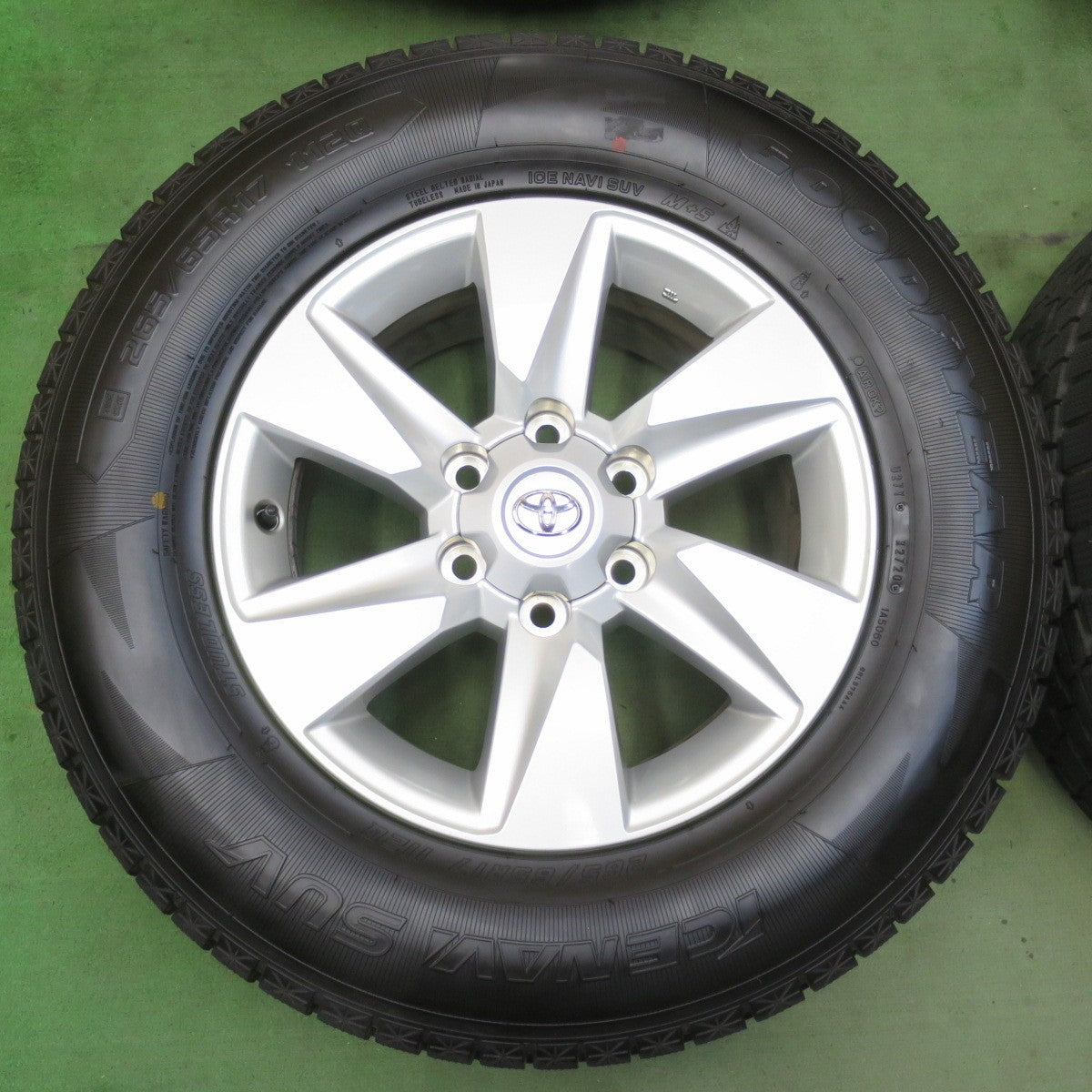 超バリ溝!キレイ!9.5分以上★トヨタ 150系 ランクル プラド 純正 265/65R17 スタッドレス グッドイヤー アイスナビ SUV 17インチ PCD139.7/6H★5102501イス