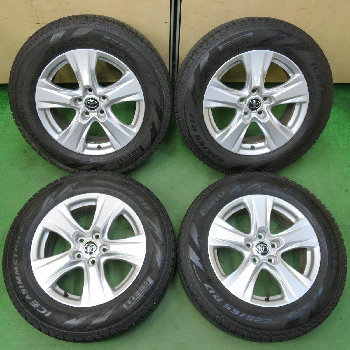 バリ溝!キレイ!8.5分★トヨタ 50系 RAV4 80系 ハリアー 純正 225/65R17 スタッドレス ピレリ アイスアシンメトリコ プラス 17インチ PCD114.3/5H★5031501イス