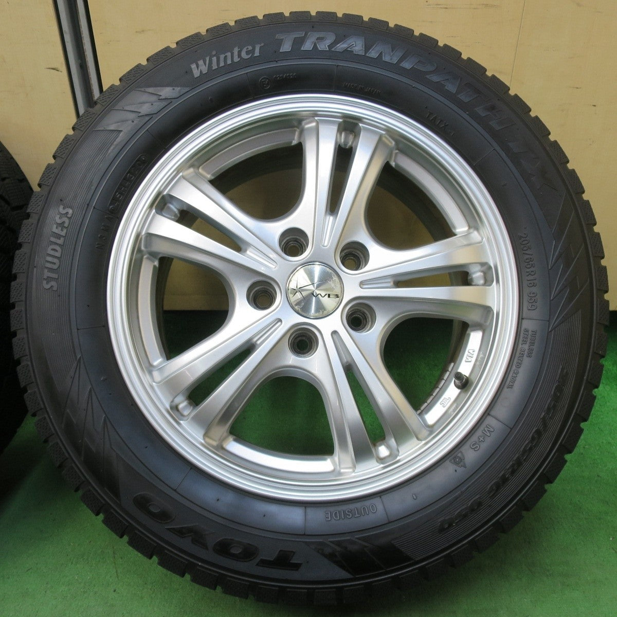 バリ溝!キレイ!9.5分★スタッドレス 205/65R16 トーヨー ウインター トランパス TX WB 社外 アルミ 16インチ PCD114.3/5H★5021509イス