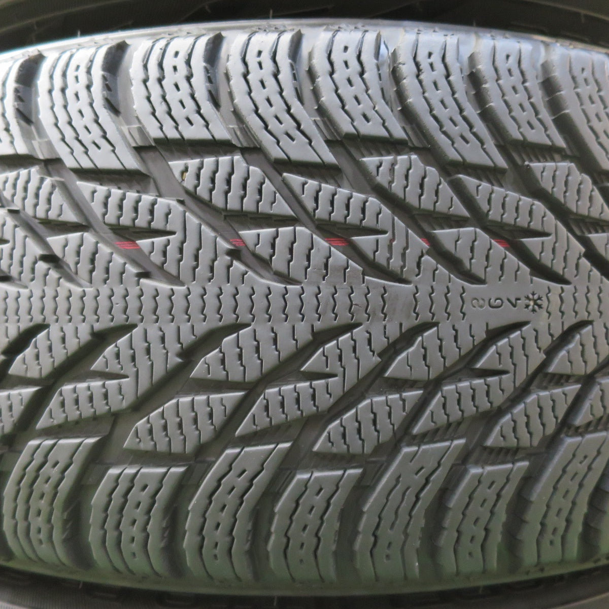 バリ溝!キレイ!9.5分★ジャガー E-PACE 純正 235/60R18 スタッドレス ノキアン ハッカペリッタ R3 SUV Eペース Eペイス 18インチ PCD108/5H★5042910イス