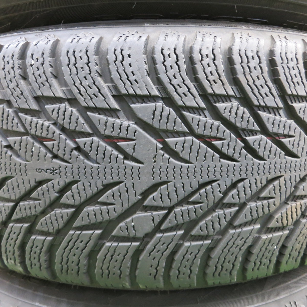 バリ溝!キレイ!8.5分★BMW 等 KELLENERS 255/55R20 スタッドレス ノキアンタイヤ ハッカペリッタ R3 SUV ケレナーズ 20インチ PCD112/5H★5041102ナス