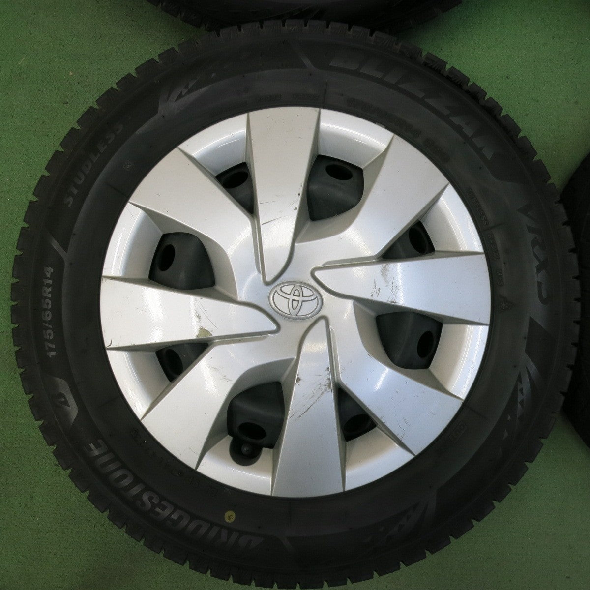 バリ溝!23年!9分★トヨタ ヴィッツ 純正 スチール 175/65R14 スタッドレス ブリヂストン ブリザック VRX3 14インチ PCD100/4H★5052112SYス