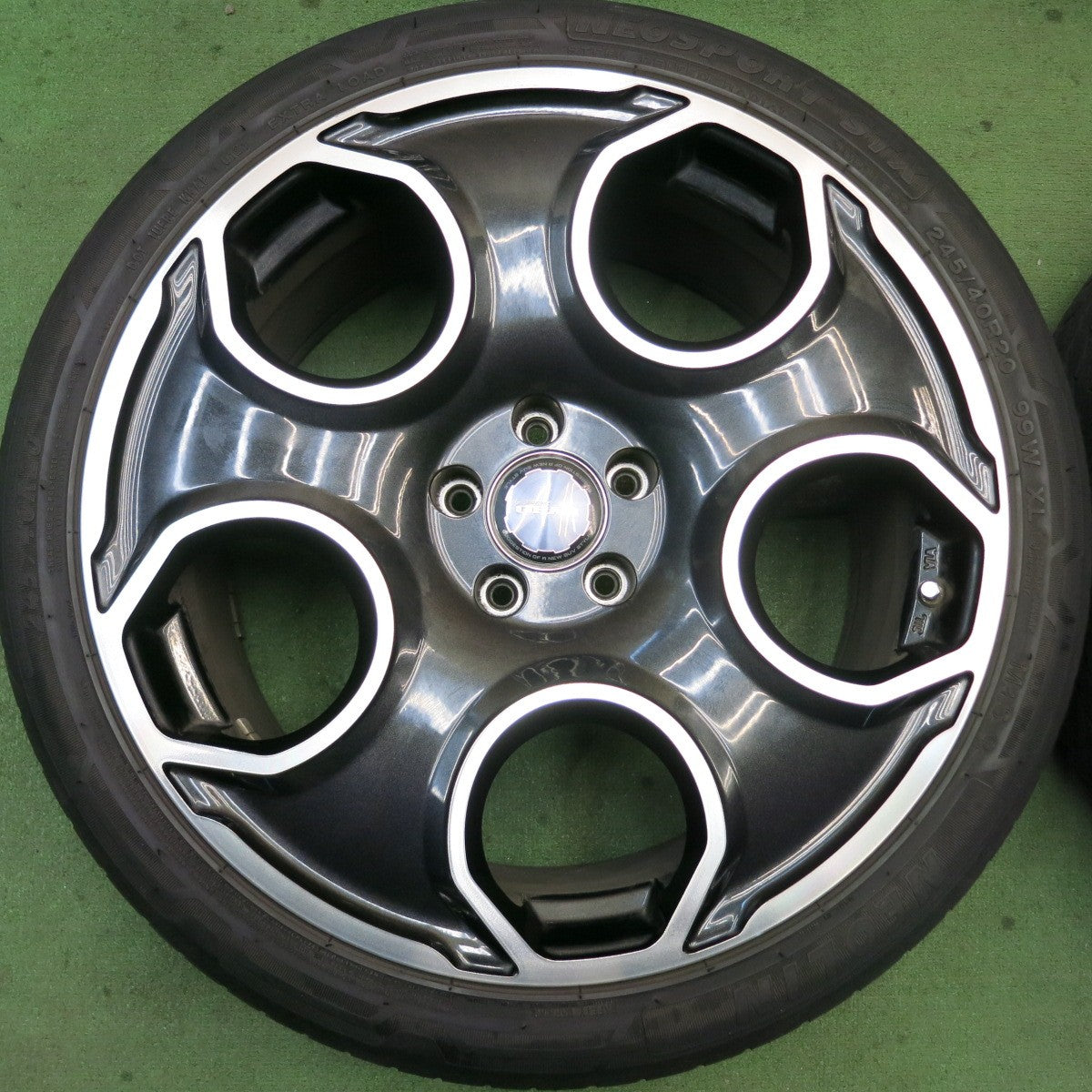 バリ溝!21年!9.5分★PREMIX GEAR Lehrmeister 245/40R20 ネオリン NEOSPORT STX プレミックス ギア レアマイスター 20インチ PCD114.3/5H★5082405HAノ