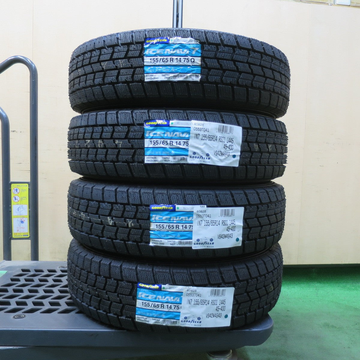 未使用!24年★スタッドレス 155/65R14 グッドイヤー アイスナビ7 ravrion RS01 ラブリオン 14インチ PCD100/4H★5102707イス