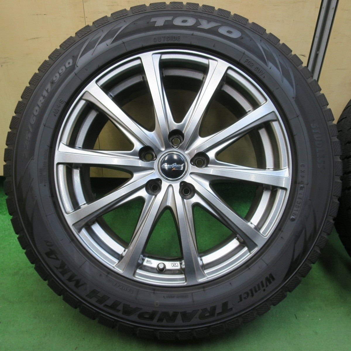 バリ溝!キレイ!9分★スタッドレス 225/60R17 トーヨー ウインター トランパス MK4α Eurospeed MANARAY SPORT 17インチ PCD114.3/5H★5012406イス